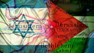 Zastave Izraela i Palestine na mapi na kojij se vidi Jerusalim