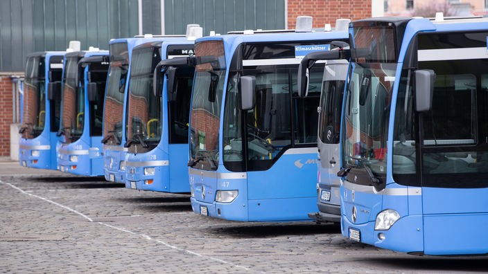 Prazni autobusi gradskog prevoza u Münchenu