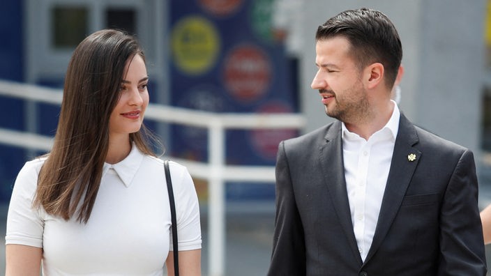 Predsednik Crne Gore Jakov Milatović i njegova supruga Milena dolaze na glasačko mesto