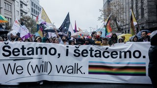 Povorka sa transparentom "Šetamo i šetaćemo"