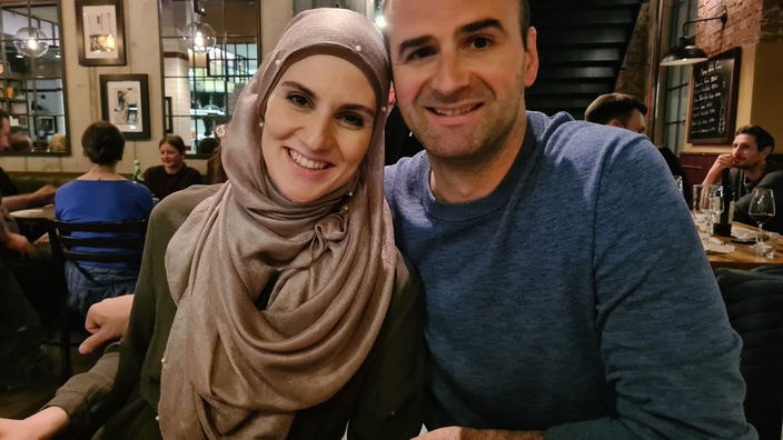 Hana i Mehmed Mujdragić su mladi bračni par lekara iz Novog Pazara koji živi i radi u Nemačkoj
