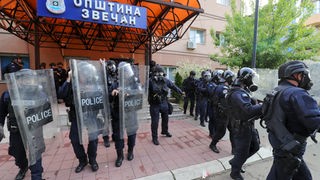 Policija Kosova čuva ulaz u zgradu opštine Zvečan