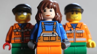 Žene u obrtu – prilika za zaokret u karijeri; Ilustracija: tri LEGO figurice u radnoj uniformi, u prvom planu ženska figurica