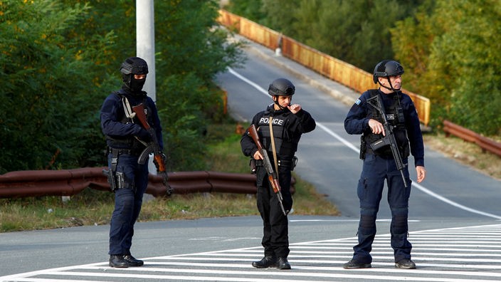Kosovski policajci patroliraju cestom koja vodi do manastira Banjska nakon pucnjave u blizini Zvečana