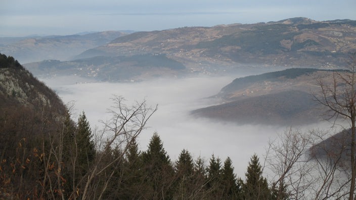 Pogled s Trebevića na maglu i smog koji prekrivaju Sarajevo