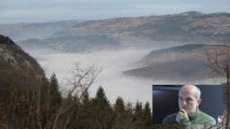Pogled s Trebevića na maglu i smog koji prekrivaju Sarajevo, u sliku umetnuta fotografija Anesa Podića iz nevladinog udruženja Eko akcija 