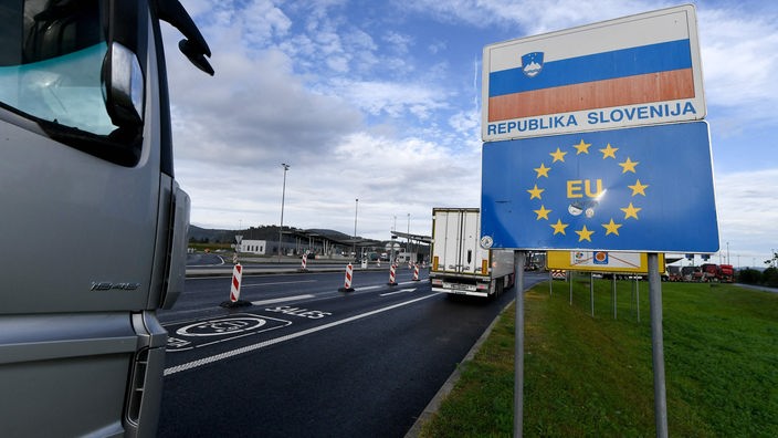Kamioni čekaju na pregled na granici između Hrvatske i Slovenije