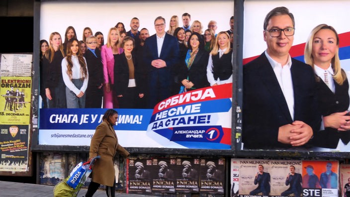 Dominiraju izborni plakati SNS-a, a na njima Aleksandar Vučić