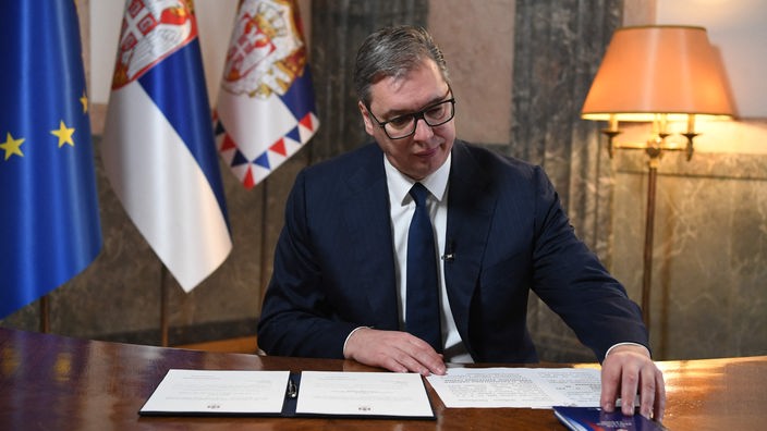 Vučić potpisuje ukaz kojim raspisuje vanredne izbore