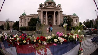 Cveće pred Narodnom skupštinom u Beogradu