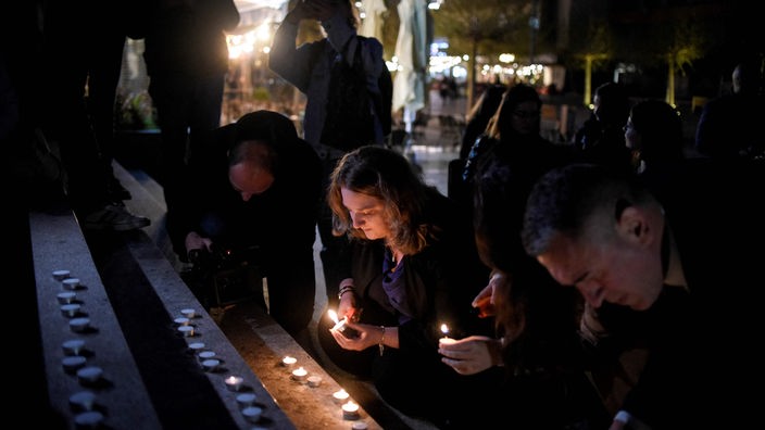Ljudi pale sveće za pomen žrtvama pucnjave u Beogradu u Nacionalnom Teatru u Prištini