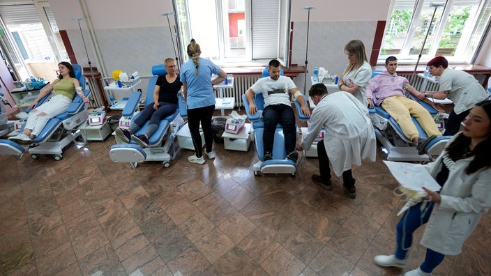 Ljudi masovno daju krv za pomoć žrtvama u Beogradu