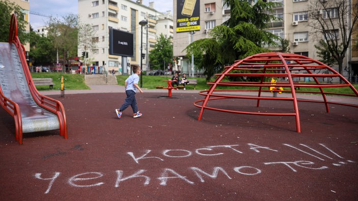 Natpis "Kosta, čekamo te!" na dečjem igralištu u Beogradu