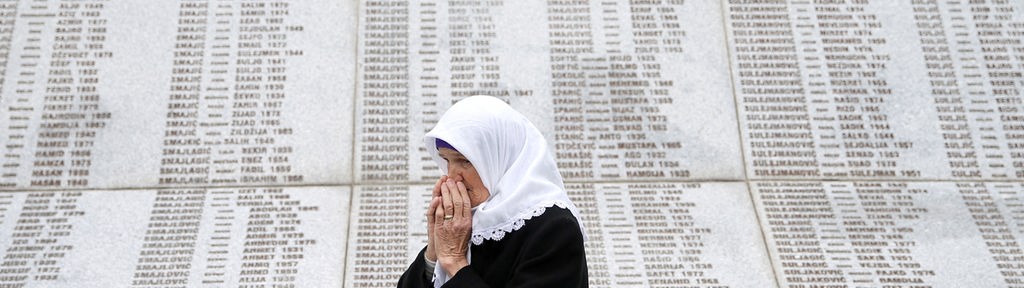 Srebrenica, žena ispred spomenika