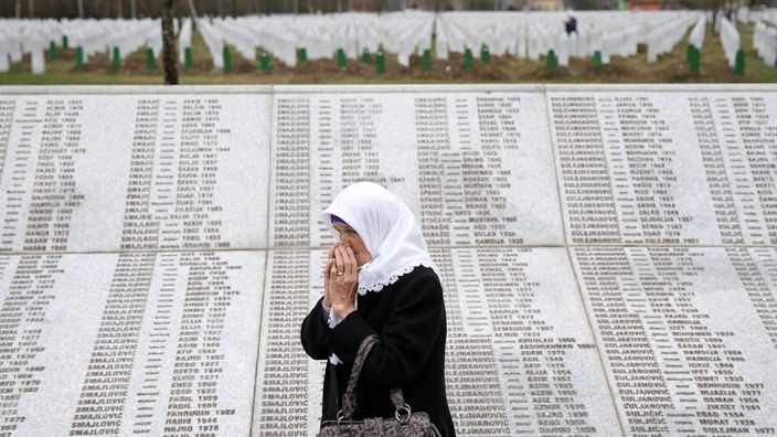 Srebrenica, žena ispred spomenika