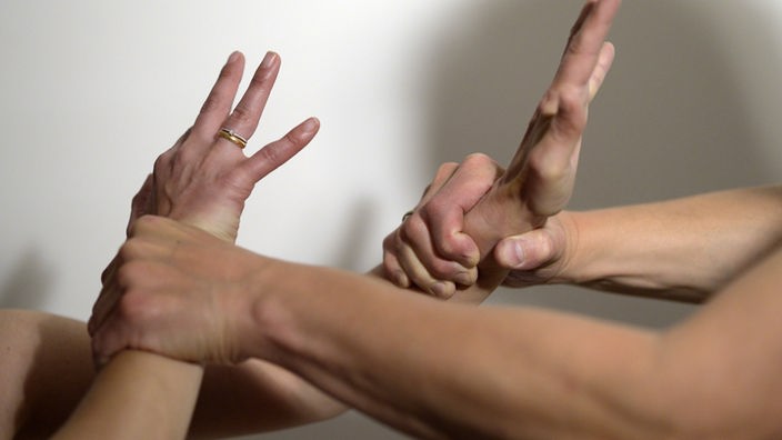 Muške ruke drže ženske ruke