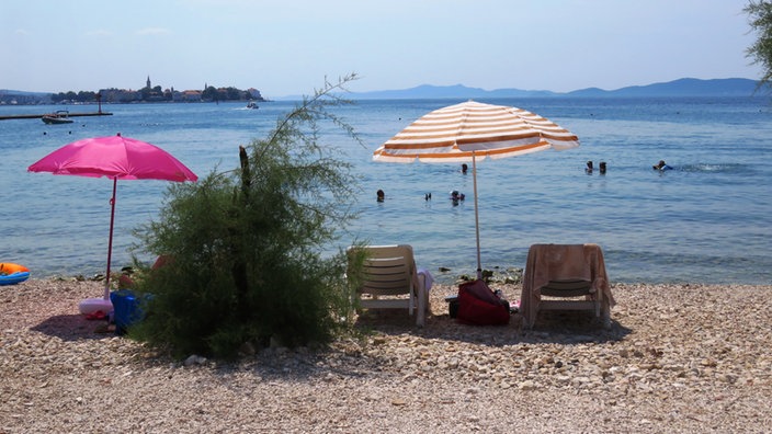 Poluprazna plaža na zadarskoj rivijeri