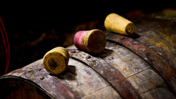 Staro vinsko bure sa tri korišćena čepa