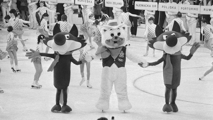 Maskota Vučko "predaje" ZOI kanadskoj maskoti Howdy Bear, Calgary 1988