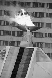 Sandra Dubravčić pali Olimpijsku vatru na otvaranju ZOI '84