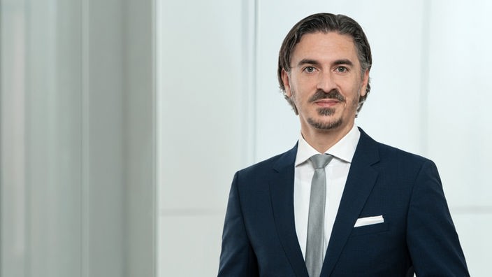 Zoran Domić, pravnik iz Hamburga, specijaliziran za međunarodne pravne odnose i predsednik je Njemačko-hrvatskog pravničkog udruženja