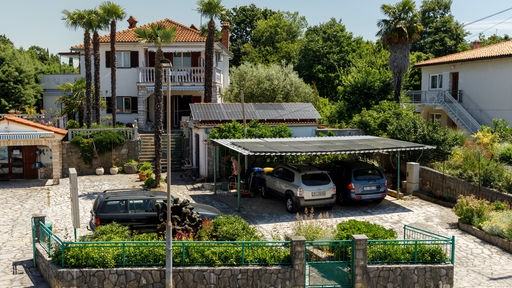 Solarni paneli na kućama na otoku Krku