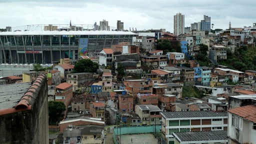 Das Fußball-Stadion in Salvador de Bahia, Brasilien - umgeben von Favelas