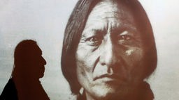  Der Urenkel des legendären Indianer-Häuptlings Sitting Bull, Ernie LaPointe, stellt sich zur Eröffnung einer neuen Sonderausstellung im Überseemuseum Bremen vor einem Sitting-Bull-Portrait. 