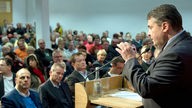 Der SPD-Parteivorsitzende Sigmar Gabriel (r) gestikuliert bei seiner Rede am 01.12.2013 in Nürnberg während einer Regionalkonferenz der Sozialdemokraten zum schwarz-roten Koalitionsvertrag