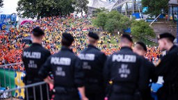 Policija posmatra navijače ispred stadiona