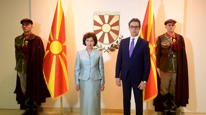Nova predsednica Severne Makedonije Gordana Siljanovska Davkova i odlazeći predsednik Stevo Pendarovski