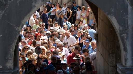 Turisti na ulazu u ribarsku luku u Dubrovniku