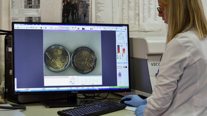 Ekspertkinja proučava lažne novčiće od 2 eura