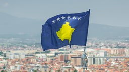 Zastava Kosova vijori na vetru iznad Prištine
