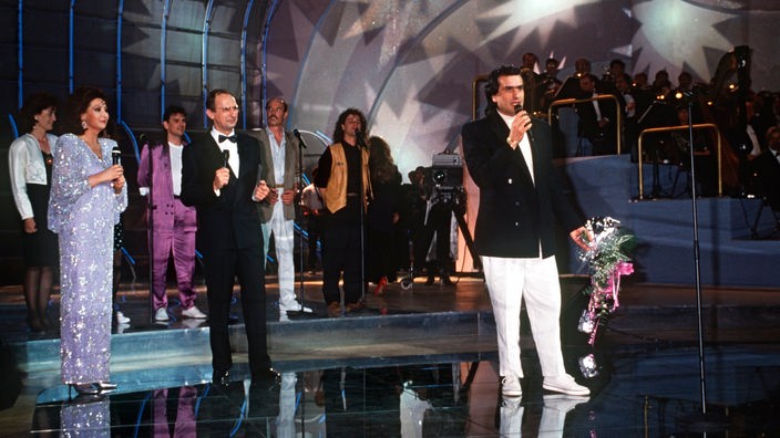 Toto Cutugno izvodi pesmu "Insieme 1992" na natjecanju za Pjesmu Eurovizije u Zagrebu 1990.