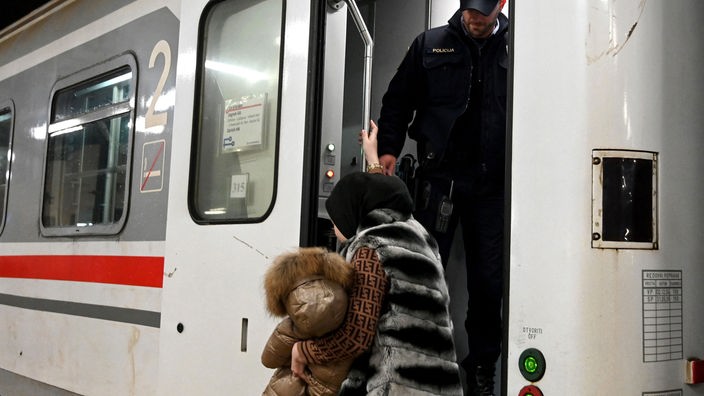 Hrvatski policajac izbacuje iz voza za Njemačku ženu sa malim djetetom