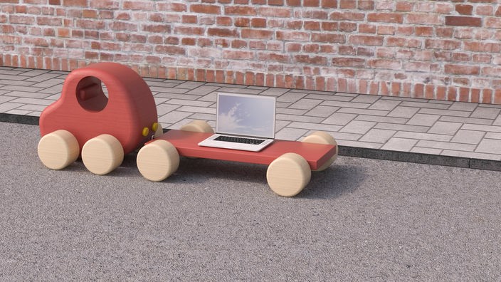 laptop na drvenom autiću igrački