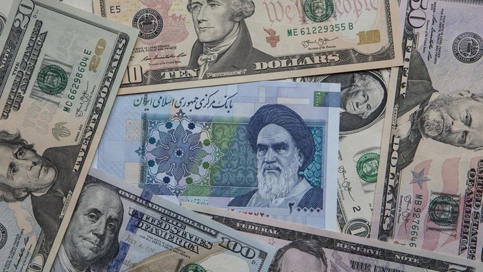 US-Dollar-Noten und iranischer Rial