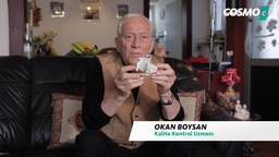 Okan Boysan mit Porzellanfigur in der Hand