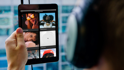 Collage: Person mit Kopfhöhrern hält ein Tablet in der Hand; ansicht der COSMO App