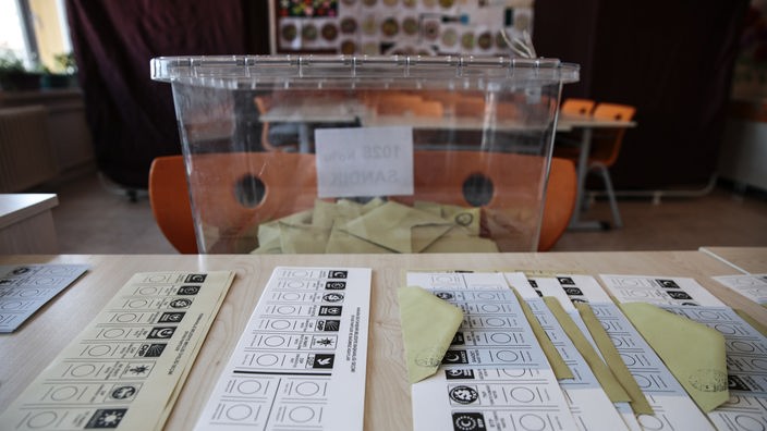 Stimmzettel und Wahlurne in der Türkei