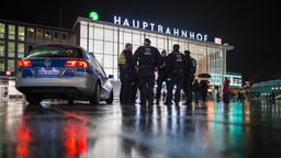 Polizisten stehen in Köln vor dem Hauptbahnhof