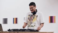 Lächelender DJ an den Turntables