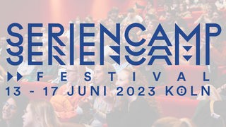 Collage: Blass im Hintergrund Zuschauer im Kinosaal; drüber gelegt Schriftzug "Seriencamp Festival 13 - 17 Juni 2023 Köln"