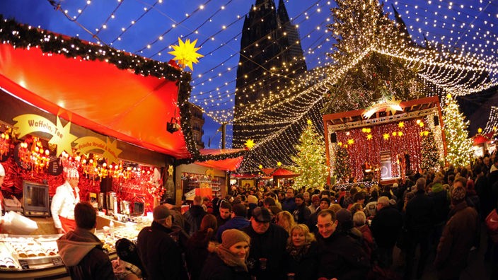  Besucher gehen über den Weihnachtsmarkt vor dem Dom in Köln (Nordrhein-Westfalen)
