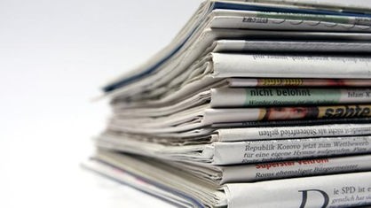 Zeitungsstapel. Symbolbild aktuelle Themen