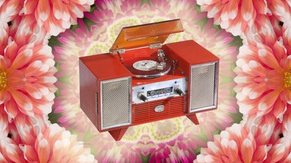 70er Radio vor Blumen-Kaleidoskopbild