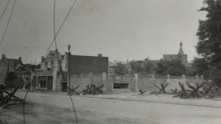 Schwarz-Weiß: Ein Foto von 1939 einer durch den 2. Weltkrieg verbarrikadierten Straße.