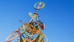 Alte Fahrräder zu einer Skulptur montiert.
