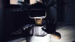 Eine junge Frau trägt eine VR-Brille.